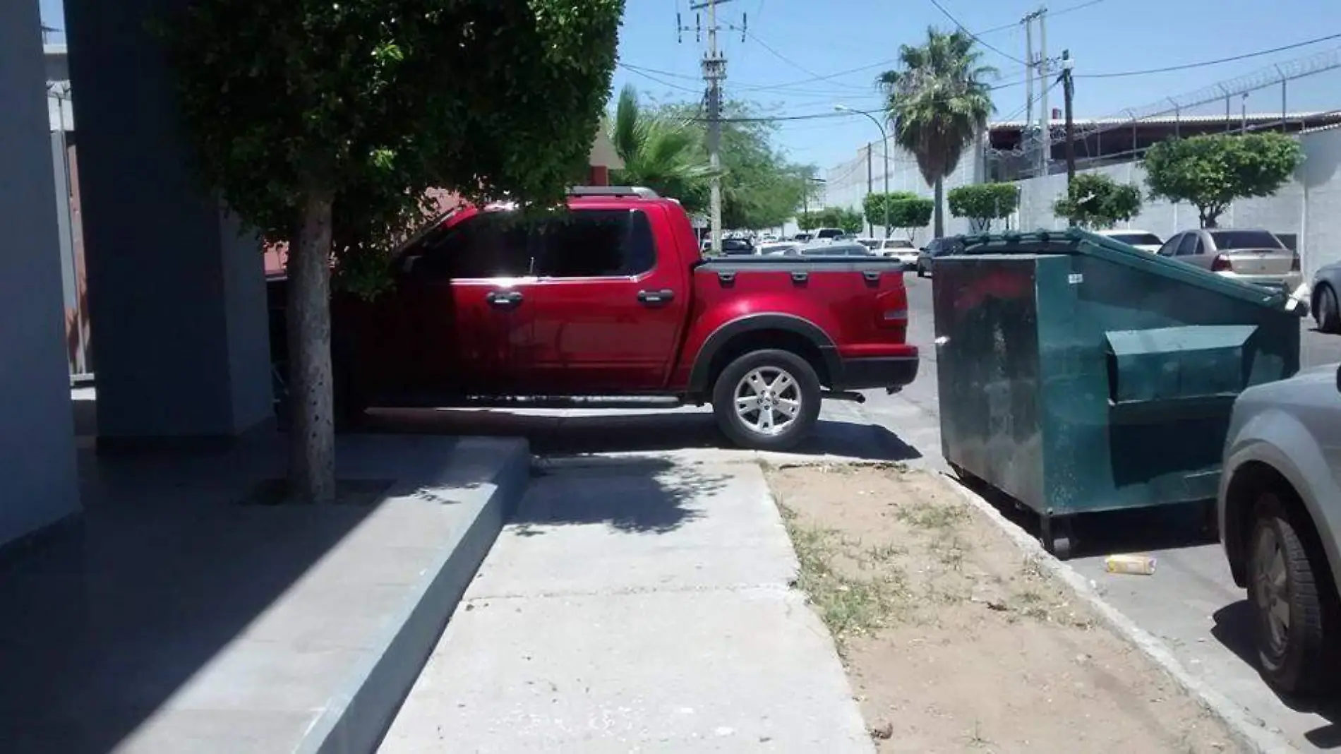 auto obstruyendo la banqueta